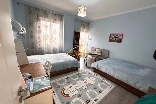 Shtepi ne shitje Apartament ne Tirane, 3+1, Mobilimi E mobiluar, Pagesa 220,000  Euro.