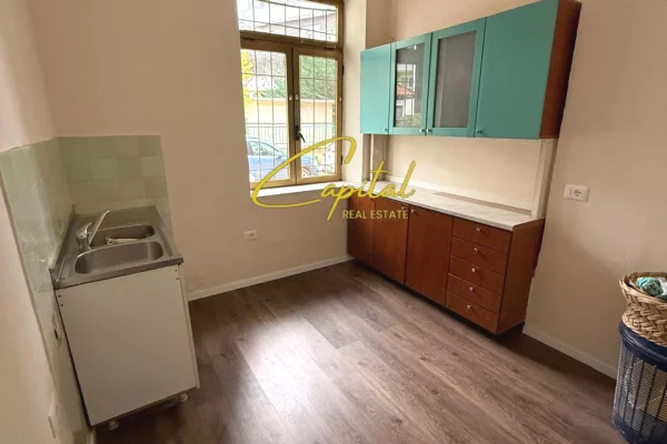 Ambient biznesi me qera 1+1 ne Tirane - 120,000 Leke