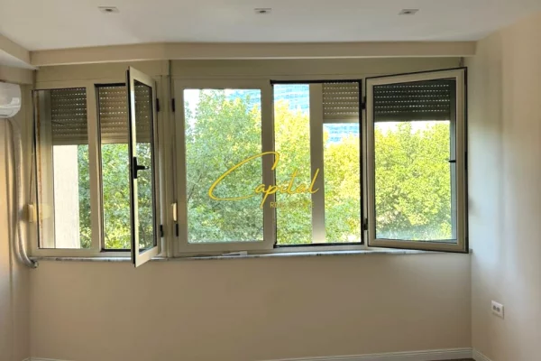 ZYRE ME QIRA 80 M2 QENDER 900 EURO