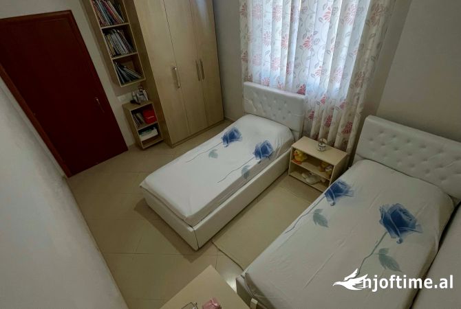 Shtepi me qera Duplex(shtepi me 2 kate) ne Tirane, 5+1, Mobilimi Pjeserisht e mobiluar, Pagesa 2,500  Euro.