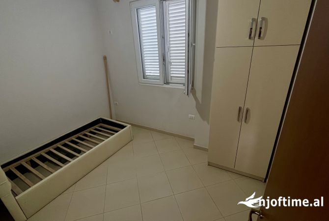 Shtepi me qera Duplex(shtepi me 2 kate) ne Tirane, 5+1, Mobilimi Pjeserisht e mobiluar, Pagesa 2,500  Euro.