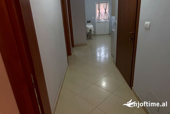 Shtepi me qera Duplex(shtepi me 2 kate) ne Tirane, 5+1, Mobilimi Pjeserisht e mobiluar, Pagesa 2,500  Euro.