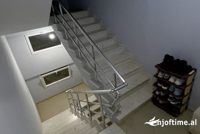 Shtepi me qera Duplex(shtepi me 2 kate) ne Tirane, 5+1, Mobilimi Pjeserisht e mobiluar, Pagesa 2,500  Euro.