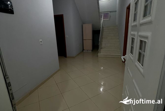 Shtepi me qera Duplex(shtepi me 2 kate) ne Tirane, 5+1, Mobilimi Pjeserisht e mobiluar, Pagesa 2,500  Euro.