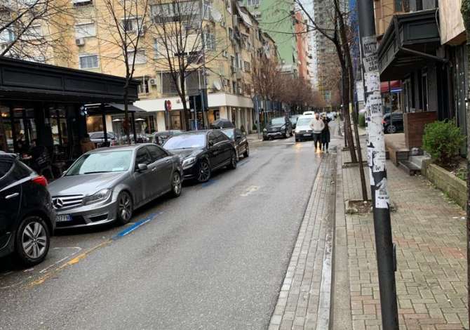 Jepet me qera ambjenti ne Bllok 