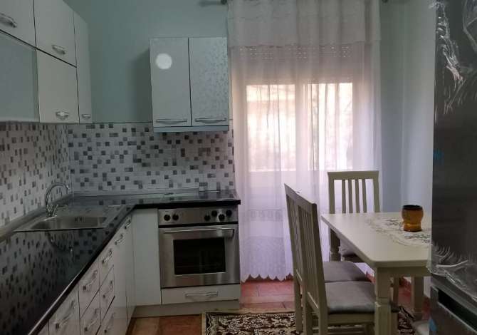 Shtepi me qera  ne Tirane, 3+1, Mobilimi E mobiluar, Pagesa 400  Euro.