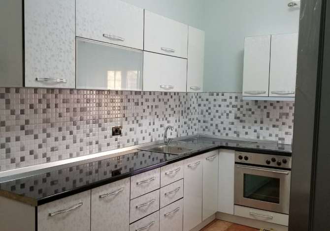 Shtepi me qera  ne Tirane, 3+1, Mobilimi E mobiluar, Pagesa 400  Euro.