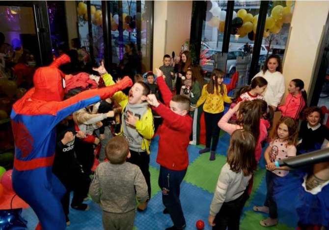 Njoftime Pune ne Tirane, Profesioni Kamrier/e, banakier/e ,kujdestare per femijet te  lodrat , , Pagesa Me Marreveshje.