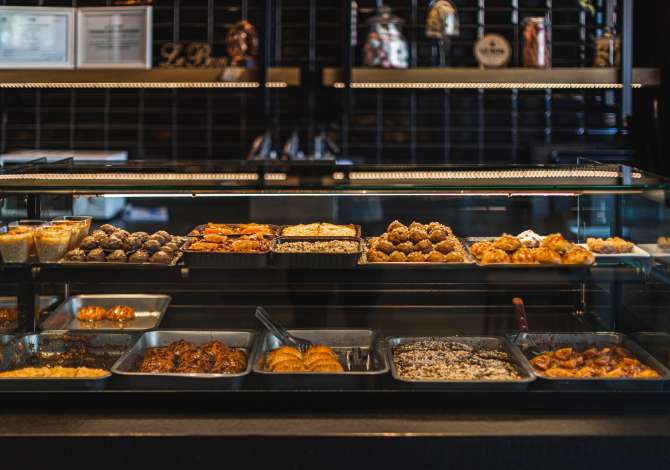 Njoftime Pune ne Tirane, Profesioni -Vajza sherbimi ne banak  -Vajza sherbimi ne banak (part-time)  -BanakierBanakiere  -Kuzhniere  -Ndihmes kuzhunier   -Sanitare  , , Pagesa Me Marreveshje.