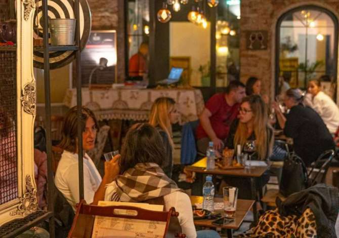 Njoftime Pune per  Kamarier/e,  Sanitare  ne Tirane