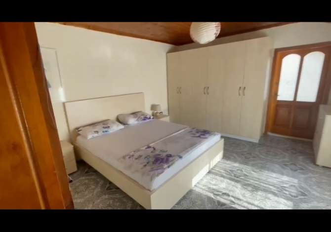 Shtepi me qera Papafingo(kati i catise) ne Tirane, 1+1, Mobilimi E mobiluar, Pagesa 300  Euro.