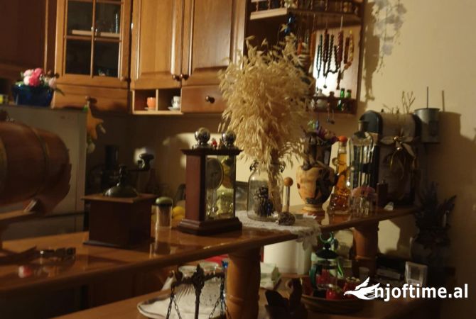 Shtepi ne shitje Shtepi Private ne Vlore, 3+1, Mobilimi Pjeserisht e mobiluar, Pagesa 450,000  Euro.