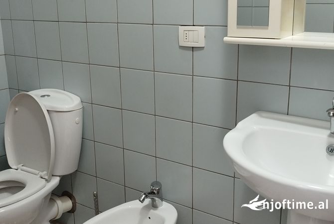 Shtepi me qera Apartament ne Tirane, 2+1, Mobilimi E mobiluar, Pagesa 550  Euro.