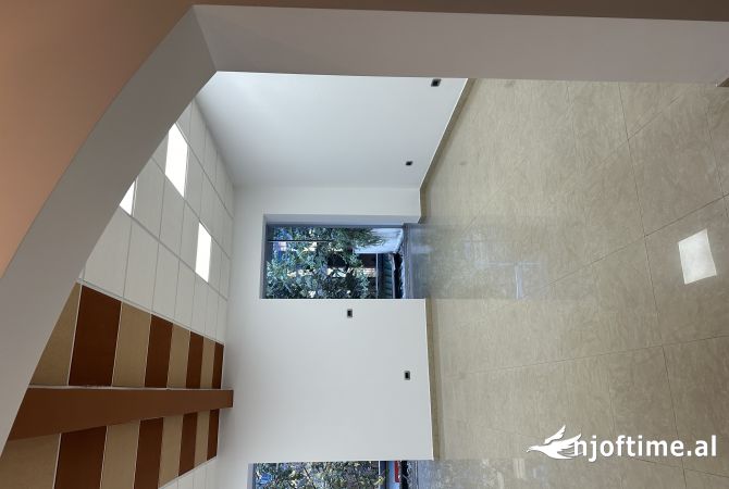 Ambient biznesi me qera 3+1 ne Tirane - 1,000 Euro