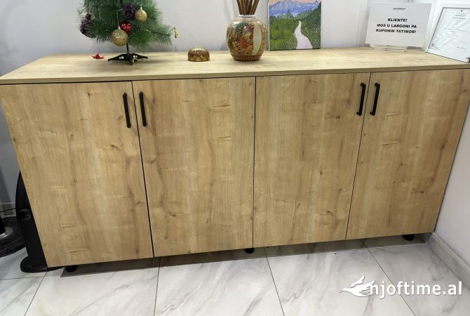 Shiten pajisje dhe aksessore dyqani veshjesh/boutique.