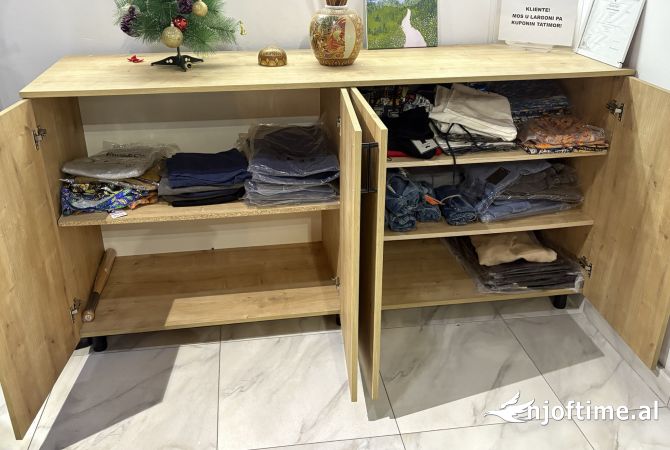 Shiten pajisje dhe aksessore dyqani veshjesh/boutique.