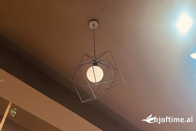 Shiten pajisje dhe aksessore dyqani veshjesh/boutique.