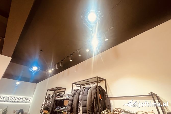 Shiten pajisje dhe aksessore dyqani veshjesh/boutique.