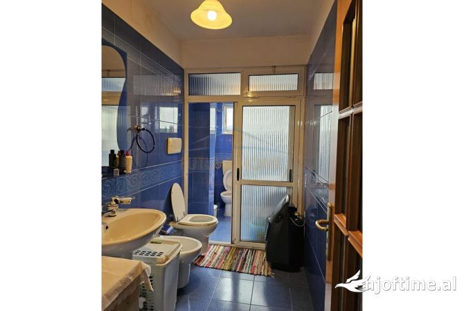 Shtepi ne shitje Apartament ne Tirane, 3+1, Mobilimi E mobiluar, Pagesa 185,000  Euro.