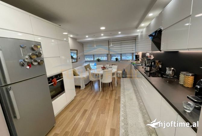 Shtepi ne shitje Apartament ne Tirane, 3+1, Mobilimi E mobiluar, Pagesa 240,000  Euro.