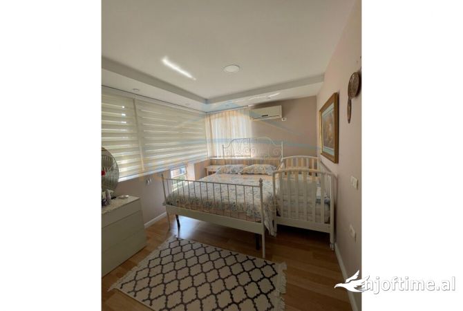 Shtepi ne shitje Apartament ne Tirane, 3+1, Mobilimi E mobiluar, Pagesa 240,000  Euro.