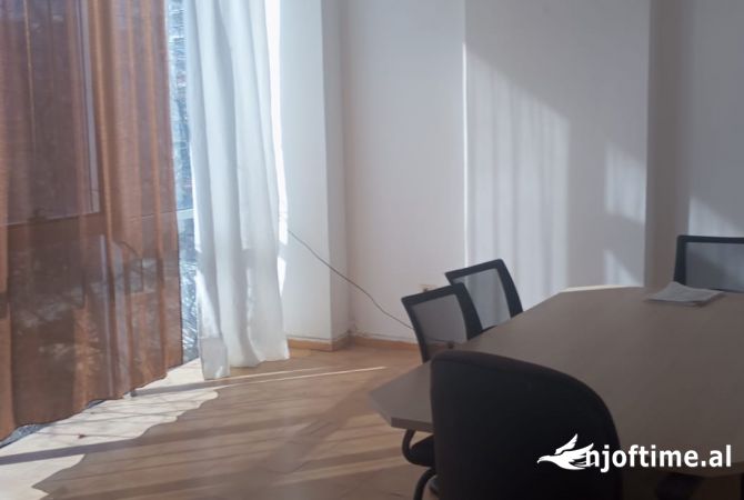 Ambient biznesi me qera 3+1 ne Tirane - 36,000 Leke