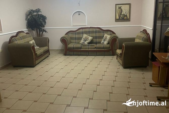 Shtepi me qera Shtepi Private ne Tirane, 2+1, Mobilimi E mobiluar, Pagesa 40,000  Leke.