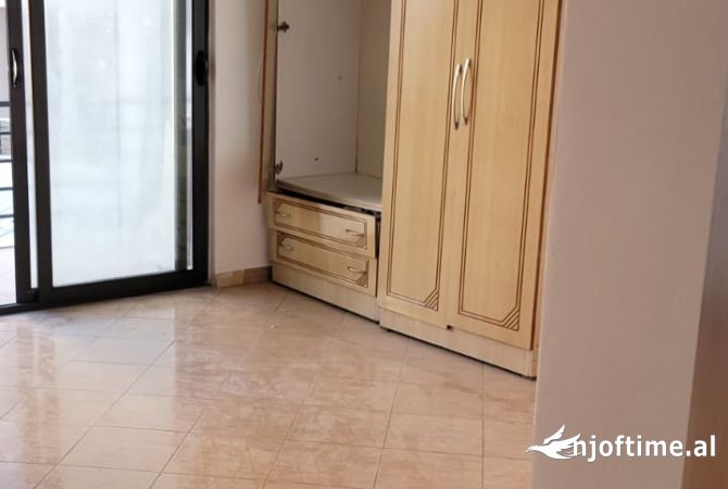 Shtepi me qera Apartament ne Tirane, 1+1, Mobilimi Pjeserisht e mobiluar, Pagesa 350  Euro.