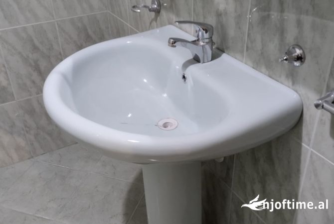 Shtepi me qera Shtepi Private ne Tirane, 3+1, Mobilimi E mobiluar, Pagesa 600  Euro.