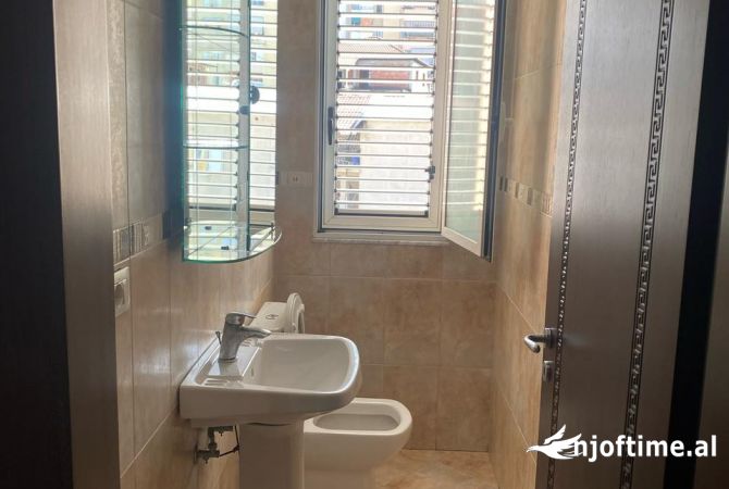 Shtepi me qera Shtepi Private ne Tirane, 3+1, Mobilimi E mobiluar, Pagesa 50,000  Leke.