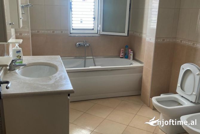 Shtepi me qera Shtepi Private ne Tirane, 3+1, Mobilimi E mobiluar, Pagesa 50,000  Leke.