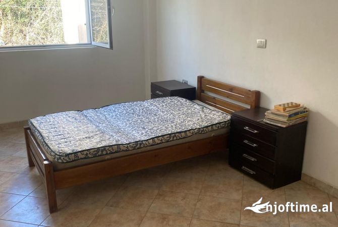 Shtepi me qera Shtepi Private ne Tirane, 3+1, Mobilimi E mobiluar, Pagesa 50,000  Leke.
