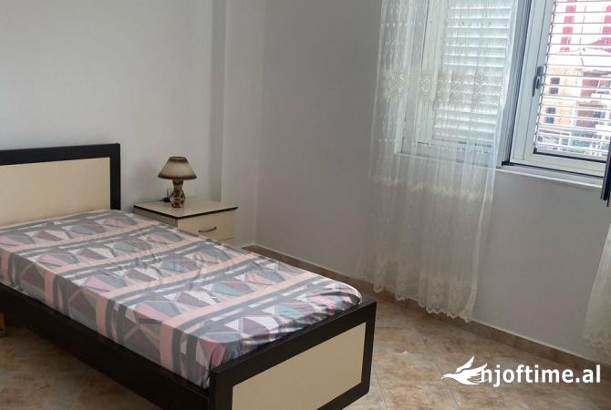 Shtepi me qera Shtepi Private ne Tirane, 3+1, Mobilimi E mobiluar, Pagesa 50,000  Leke.