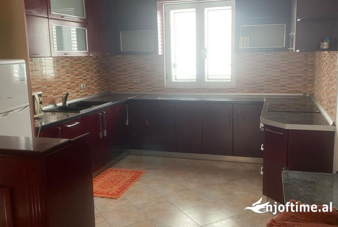 Shtepi me qera Shtepi Private ne Tirane, 3+1, Mobilimi E mobiluar, Pagesa 50,000  Leke.