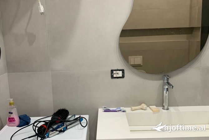 Shtepi me qera Apartament ne Tirane, 2+1, Mobilimi Pjeserisht e mobiluar, Pagesa 300  Euro.