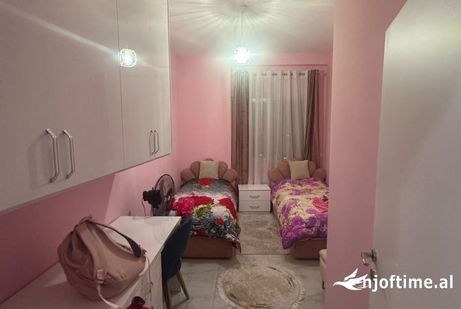 Shtepi ne shitje Apartament ne Tirane, 2+1, Mobilimi E mobiluar, Pagesa 104,000  Euro.
