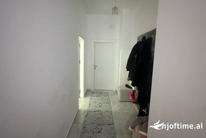 Shtepi ne shitje Apartament ne Tirane, 2+1, Mobilimi E mobiluar, Pagesa 104,000  Euro.