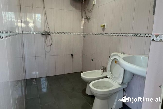 Shtepi me qera Duplex(shtepi me 2 kate) ne Tirane, 2+1, Mobilimi E mobiluar, Pagesa 500  Euro.