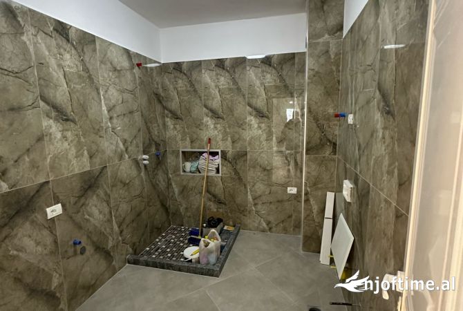 Shtepi ne shitje Apartament ne Tirane, 3+1, Mobilimi Bosh, pa mobiluar, Pagesa 132,000  Euro.