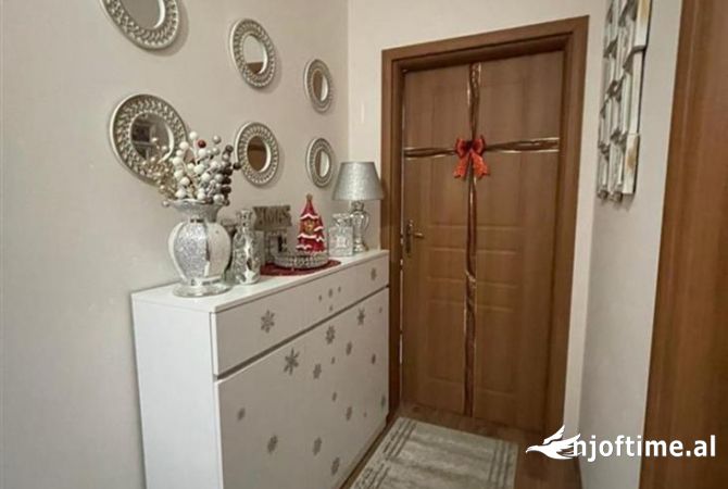 Shtepi ne shitje Apartament ne Tirane, 3+1, Mobilimi E mobiluar, Pagesa 250,000  Euro.