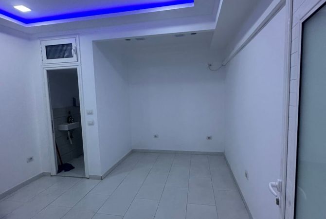 Ambiente Commerciale in Affitto 3+1 a Tirana - 400 Euro