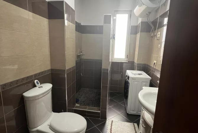 Shtepi me qera Apartament ne Tirane, 2+1, Mobilimi Pjeserisht e mobiluar, Pagesa 50,000  Leke.