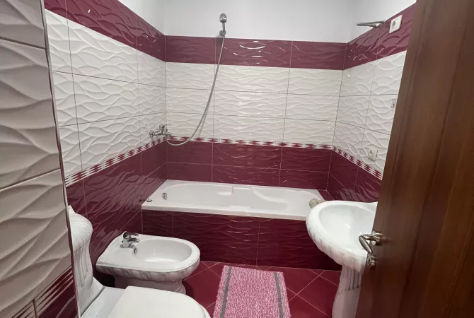 Shtepi me qera Apartament ne Tirane, 2+1, Mobilimi Pjeserisht e mobiluar, Pagesa 50,000  Leke.