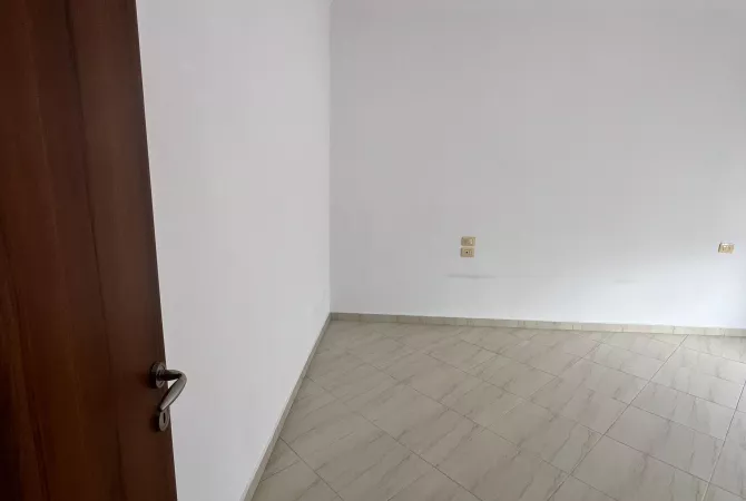 Shtepi me qera Apartament ne Tirane, 2+1, Mobilimi Pjeserisht e mobiluar, Pagesa 50,000  Leke.