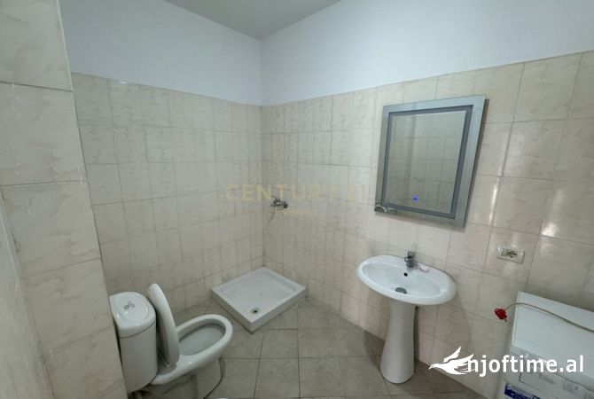 Shtepi me qera Apartament ne Tirane, 2+1, Mobilimi Bosh, pa mobiluar, Pagesa 400  Euro.