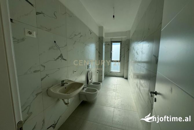 Shtepi ne shitje Apartament ne Tirane, 3+1, Mobilimi Bosh, pa mobiluar, Pagesa 238,000  Euro.