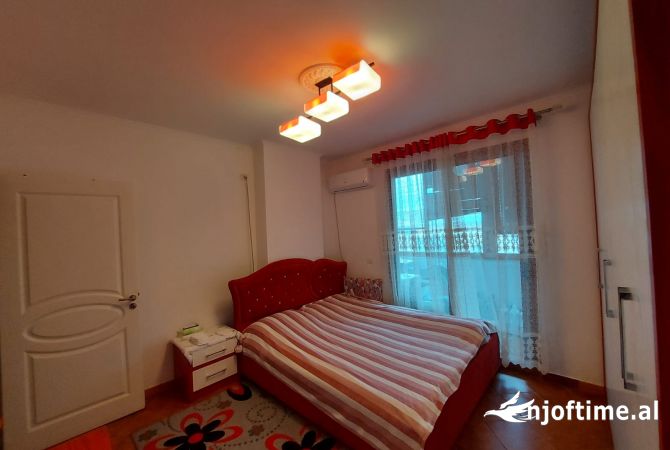 Shtepi me qera Apartament ne Tirane, 2+1, Mobilimi E mobiluar, Pagesa 590  Euro.