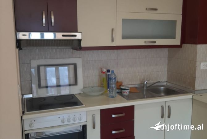Shtepi ne shitje Apartament ne Tirane, 1+1, Mobilimi Pjeserisht e mobiluar, Pagesa 100,000  Euro.