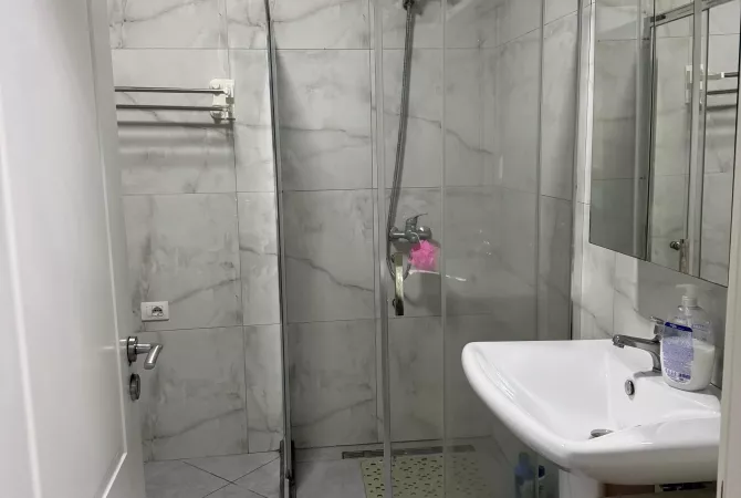 Shtepi ne shitje Apartament ne Tirane, 2+1, Mobilimi E mobiluar, Pagesa 150,000  Euro.