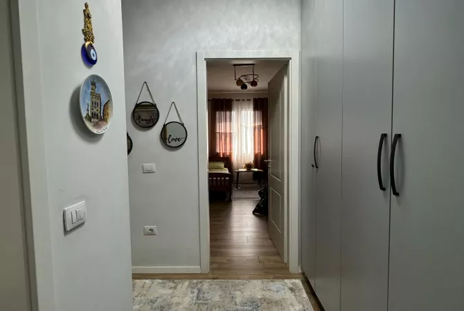 Shtepi ne shitje Apartament ne Tirane, 2+1, Mobilimi E mobiluar, Pagesa 150,000  Euro.